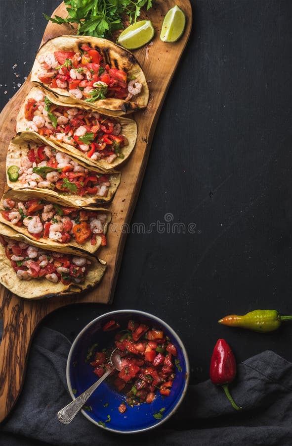 Garnalen taco's met zelfgemaakte salsa, limoenen en peterselie stock afbeelding