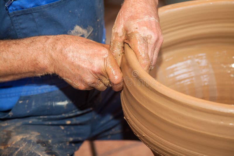 Garncarek pracy z gliną w ceramics studiu