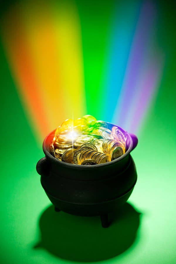 Garnek złoto: Magiczny Leprechaun skarb Z tęczą fotografia stock Garnek złoto: Magiczny Leprechaun skarb Z tęczą fotografia stock