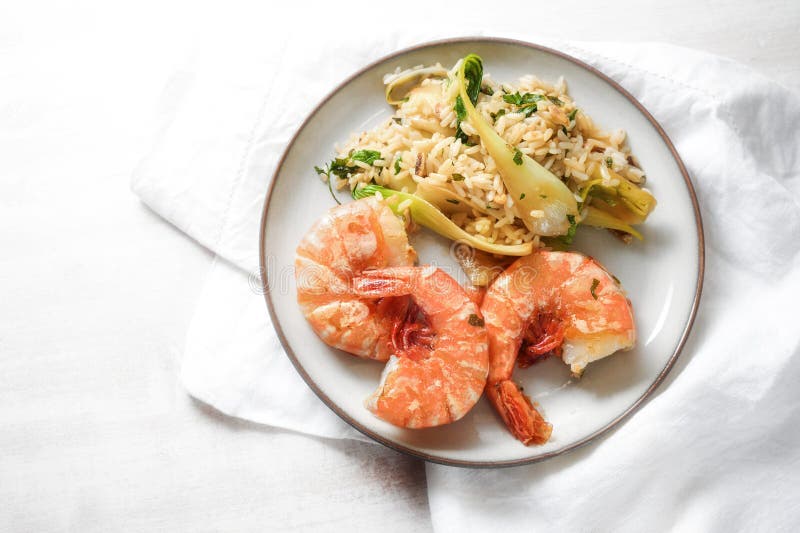 Garnelen oder Garnelen mit scharfem Reis und Pak-Choi auf einer weißen Platte und einem hellen Hintergrund hausgemachte asiatische stockbild