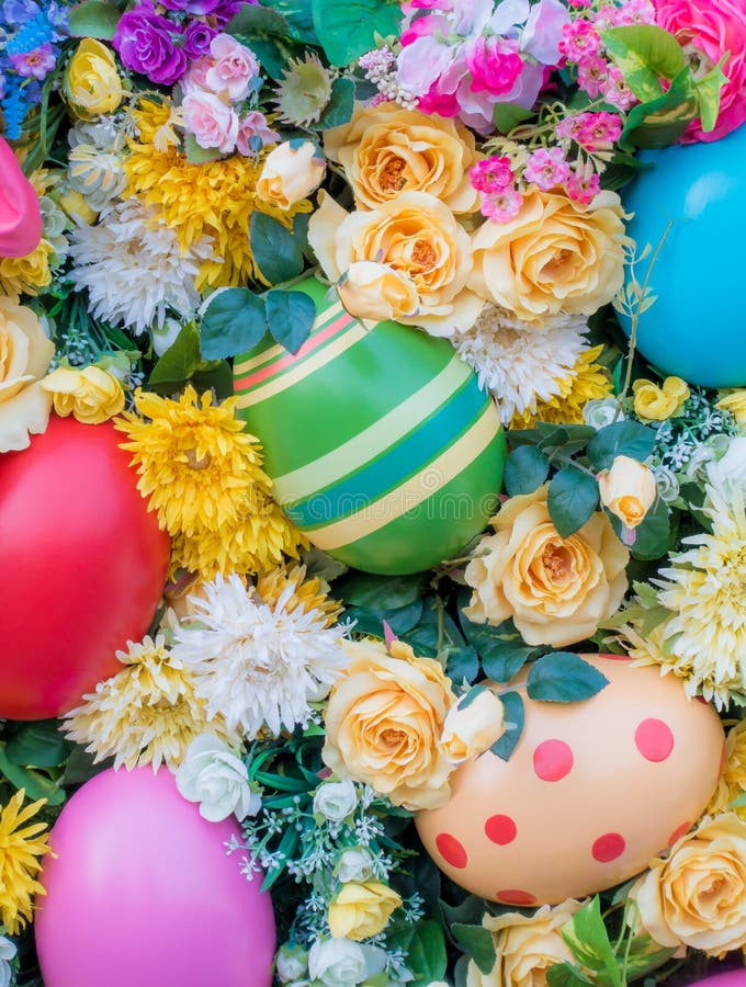 Garnering för påskägg som omges av blomman royaltyfri fotografi Garnering för påskägg som omges av blomman royaltyfri fotografi
