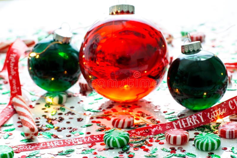 Garnering med den röd vätska fyllda julprydnadbollen och två gör grön fyllda prydnadbollar som omges av ett rött, har själv A M. arkivfoto Garnering med den röd vätska fyllda julprydnadbollen och två gör grön fyllda prydnadbollar som omges av ett rött, har själv A M. arkivfoto