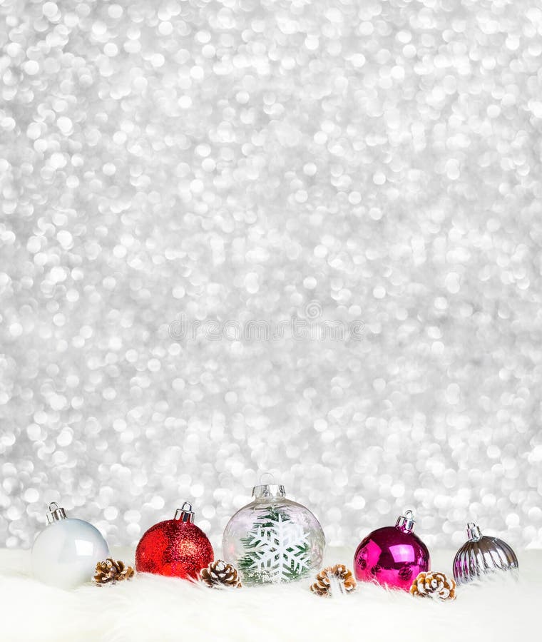 Garneringboll för glad jul på vit päls på bakgrund för silverbokehljus, för feriehälsning för baner vertikalt kort