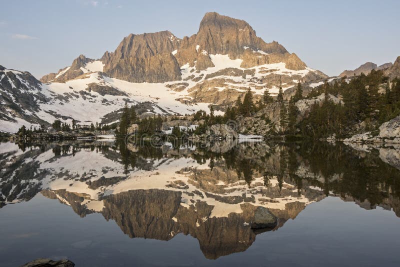 Garnet Lake Reflection, Wildnis Ansel Adams, Kalifornien lizenzfreie stockfotografie Garnet Lake Reflection, Wildnis Ansel Adams, Kalifornien lizenzfreie stockfotografie