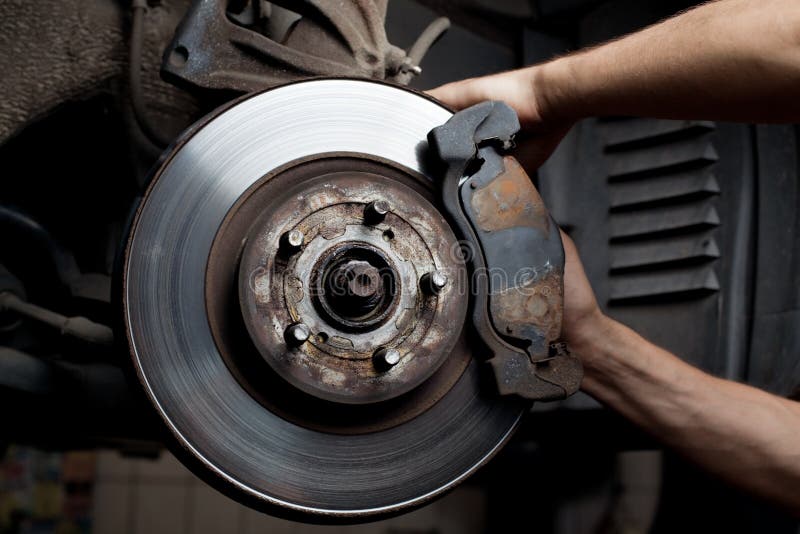Garnitures de frein de réparation de mécanicien de véhicule
