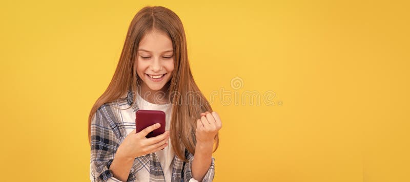 Bate-papo de menina adolescente feliz online. blogging escolar. tecnologia  de comunicação moderna. criança blogueira usa smartphone. criança estuda  online. digitar e enviar mensagens de texto. sms e mensagens instantâneas.  infância.