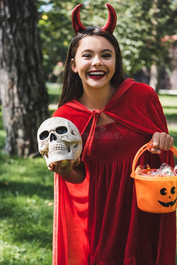 Família Assustadora Em Fantasias De Halloween Gritando Imagem de Stock -  Imagem de feriado, filho: 230395547