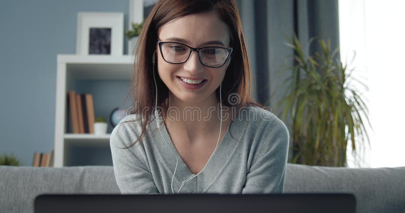 Linda Dama Alegre Usando Laptop Para Conversar Com Uma Foto De