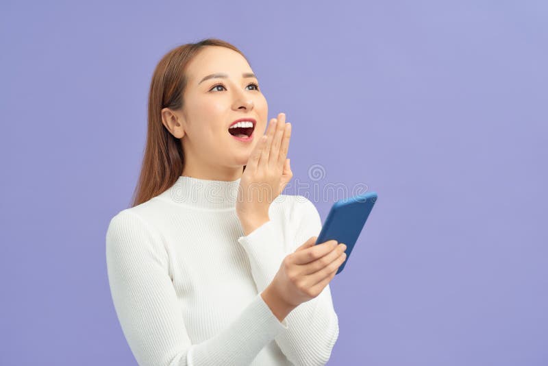 Garota asiática feliz usando o telefone, celebrando o sucesso, ganha online, mulher jovem entusiasmada lendo boas notícias, mostr foto de stock Garota asiática feliz usando o telefone, celebrando o sucesso, ganha online, mulher jovem entusiasmada lendo boas notícias, mostr foto de stock