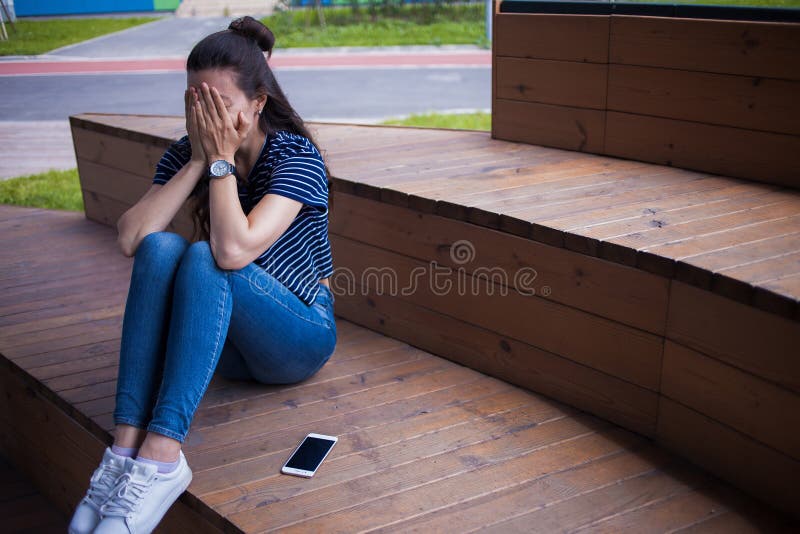 Menina Com O Jogo Engraçado Das Expressões Da Cara, Escalando Acima No  Escadas De Madeira Imagem de Stock - Imagem de pano, humano: 72167423