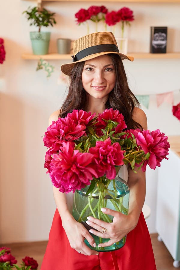 Garota Com Buquê De Peonias. Buquê De Peões. Entrega De Flores No Local De  Trabalho. Menina De Primavera Com Flores. Buquê Como Pr Imagem de Stock -  Imagem de feminilidade, senhora: 172671793