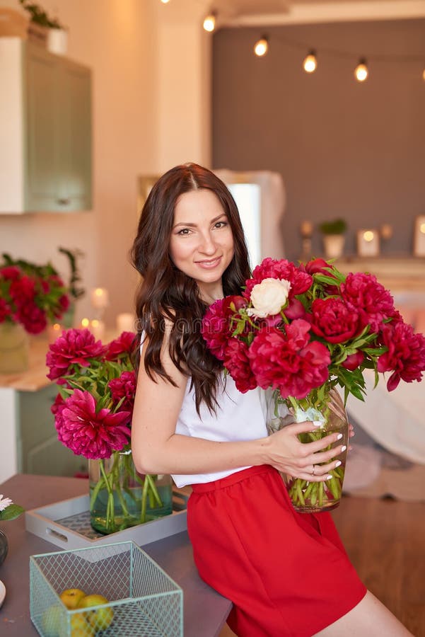 Garota Com Buquê De Peonias. Buquê De Peões. Entrega De Flores No Local De  Trabalho. Menina De Primavera Com Flores. Buquê Como Pr Imagem de Stock -  Imagem de feminilidade, senhora: 172671793