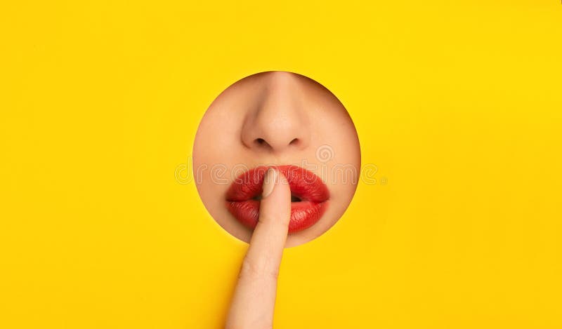 Garota com lábios vermelhos mostrando sinal de silêncio, fechando lábios com dedo