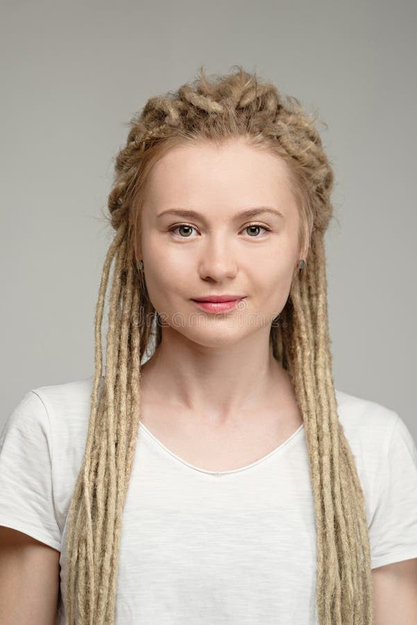 Mulher Sem Maquiagem No Rosto Adorável E Cabelo Longo Loiro. Menina Bonita  Posando No Vestido Azul No Fundo Branco. Cosméticos E Cuidados Com A Pele.  Cosmetologia. Beleza E Cabeleireiro Salão Foto Royalty