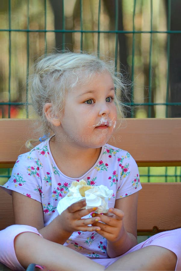 Retrato Da Menina Da Criança De 5 Anos Imagem de Stock - Imagem de