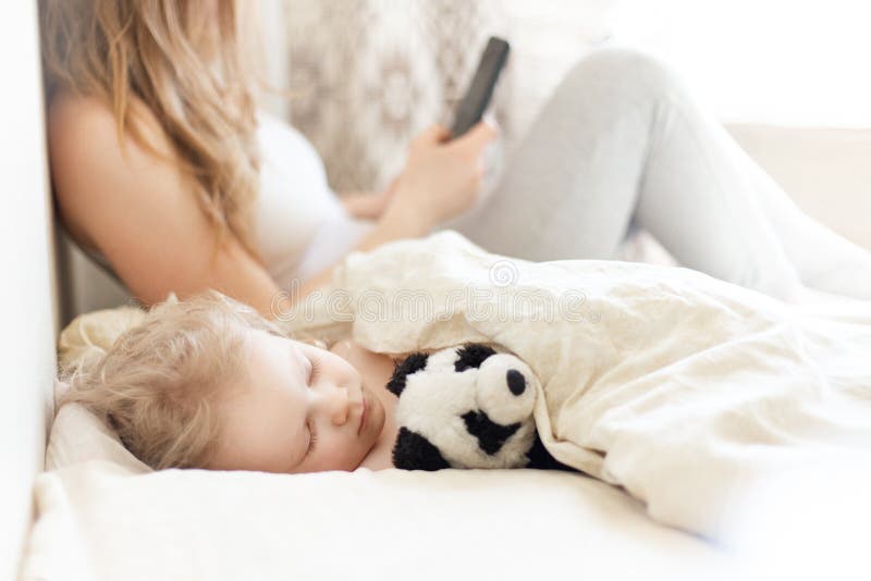 Menina Caucasiano Engraçada Que Sente Irritada Como Perdeu O Jogo Criança  Fêmea Louca Que Desagrada O Olhar Devido à Baixa Bateri Foto de Stock -  Imagem de celular, ignorar: 129819266