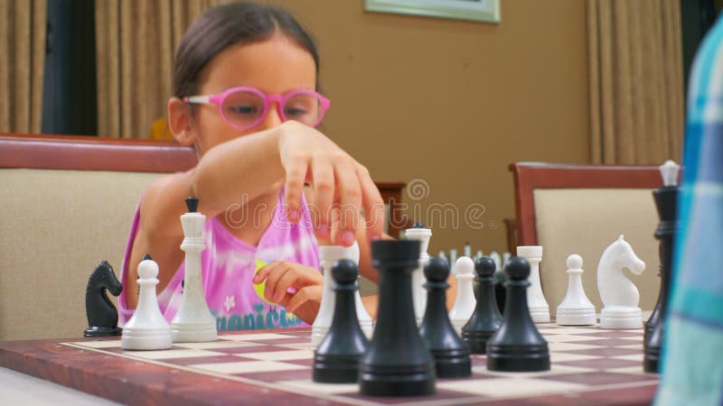 Menina que joga a xadrez filme. Vídeo de casa, placa - 83116430