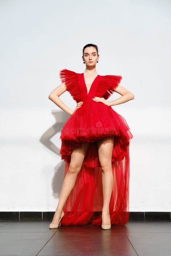 Vestido curto com cauda deals longa