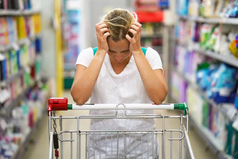 Garota Do Supermercado Com Carrinho De Compras Imagem de Stock - Imagem de  pessoa, conceito: 158794515