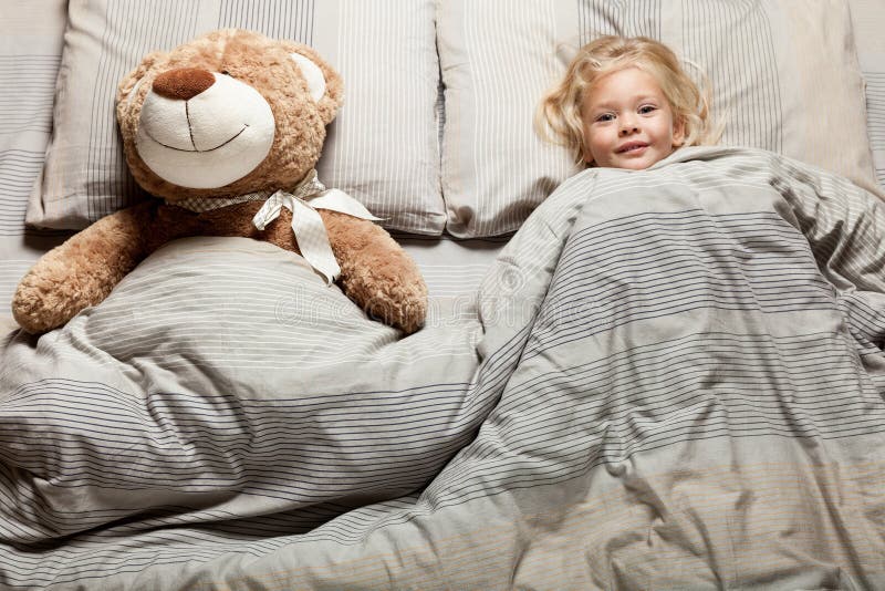 Garota dorme no travesseiro com ursinho de pelúcia, hora de dormir Desconforto noturno