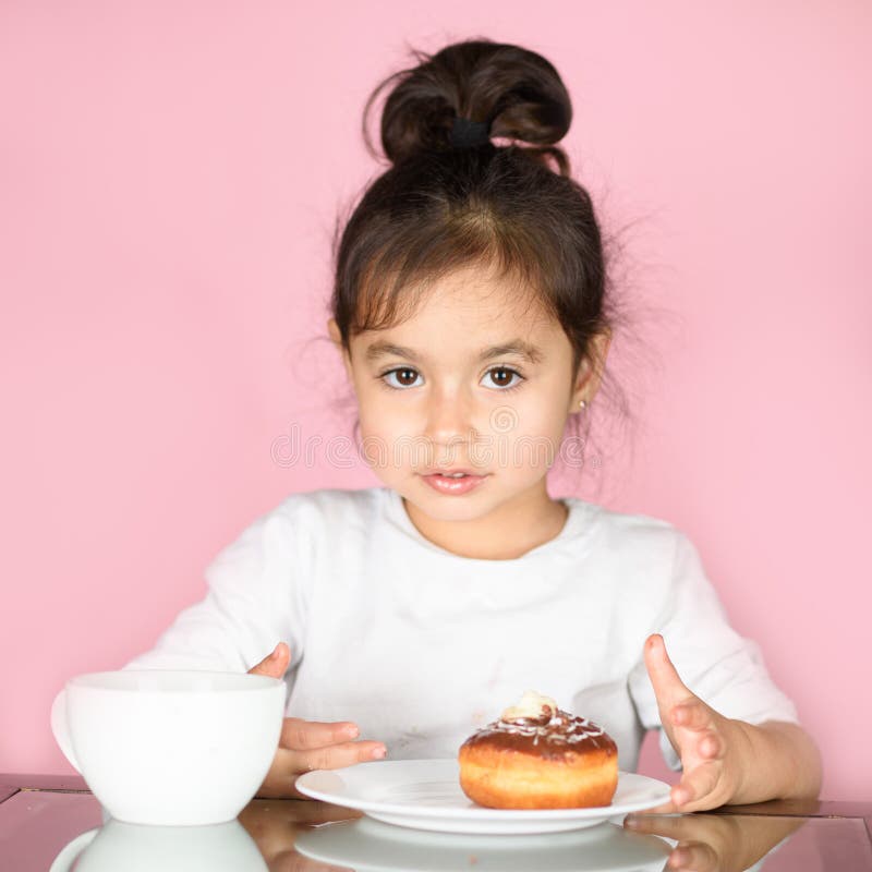 Garota Feliz Comendo Donuts Em Fundo Rosa Foto de Stock - Imagem de  sobremesa, gordo: 166691224