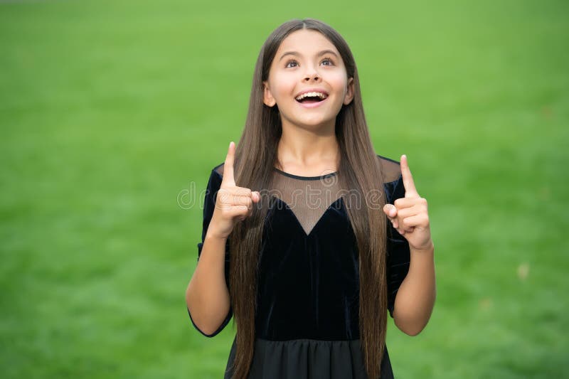 Garota Feliz Sentada Na Grama Verde Com Laptop. Iniciar. Jogo De Computador  Infantil. De Volta à Escola. Educação Online Imagem de Stock - Imagem de  laptop, surpreendido: 196903861