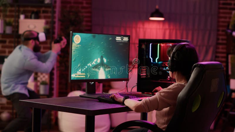 Homem usando configuração de jogos de pc relaxante jogando jogo de ação online  multiplayer conversando com a equipe no fone de ouvido no torneio. gamer  transmitindo o jogo de tiro em primeira