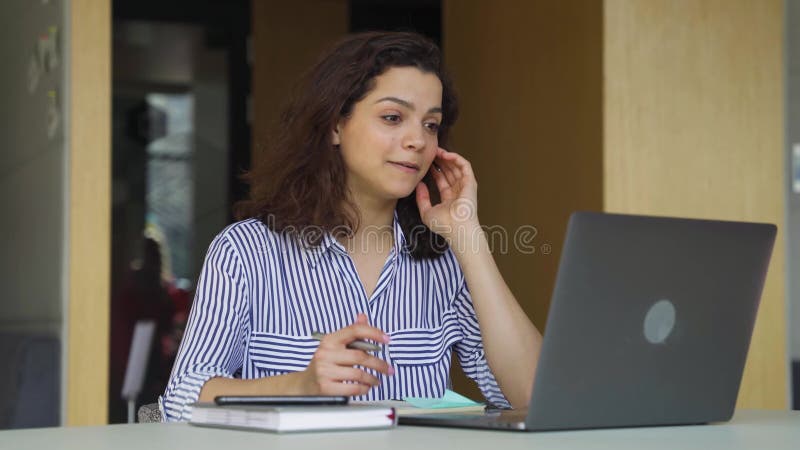 Garota latina feliz falando videoconferência ligando on-line usando laptop.