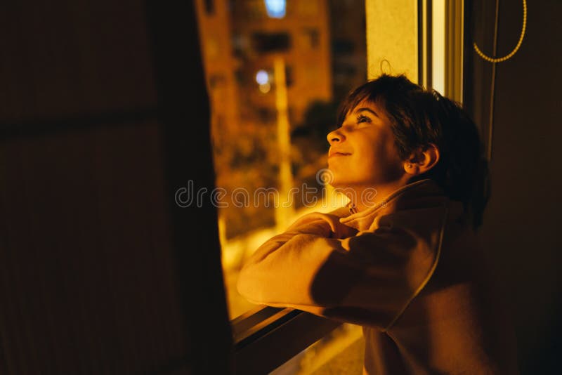 Menina De 9 Anos Dançando Nos Degraus Ao Ar Livre Foto de Stock - Imagem de  adulto, olhar: 196101656