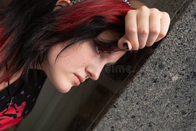 Punk Emo Garota Jovem Adulta Com Cabelo Preto E Olho Roxo Foto de Stock -  Imagem de humano, preto: 243526384