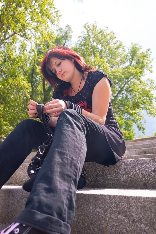 Punk Emo Garota Jovem Adulta Com Cabelo Preto E Olho Roxo Foto de Stock -  Imagem de humano, preto: 243526384