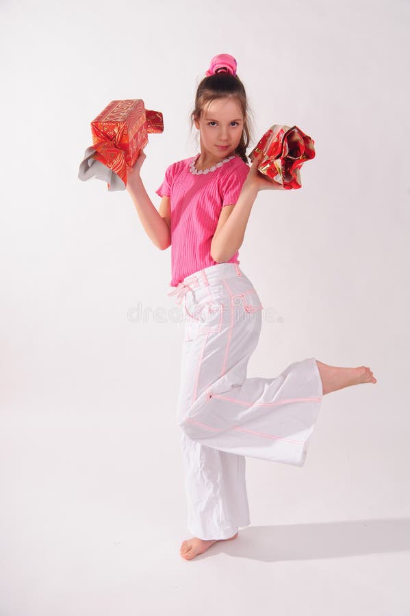 Rapariga de rosa no estúdio com um doce enorme imagem de stock