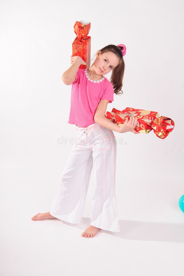 Rapariga de rosa no estúdio com um doce enorme foto de stock royalty free