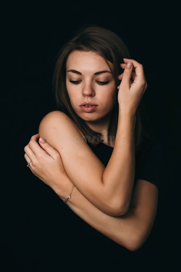 Grande Retrato Do Perfil Feminino. As Meninas Se Deparam Com Um Fundo  Preto. Linda Garota Triste Foto de Stock - Imagem de beleza, bordos:  204545892