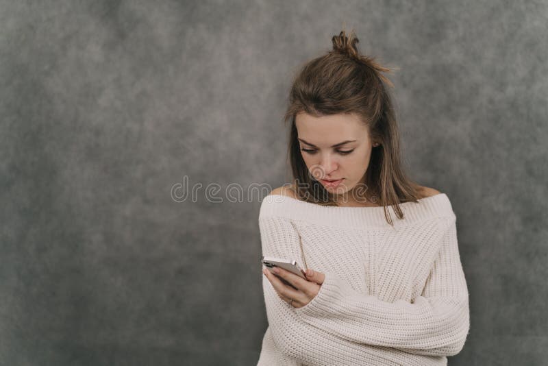 Grande Retrato Do Perfil Feminino. As Meninas Se Deparam Com Um Fundo  Preto. Linda Garota Triste Foto de Stock - Imagem de beleza, bordos:  204545892