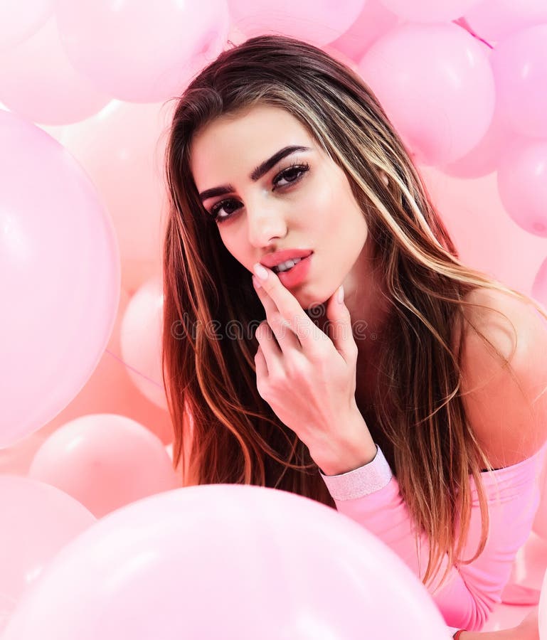 Modelo Louro Sensual Com Cabelo Lindo. Mulher Sexy Com Cabelos Longos Saudáveis E Maquiagem Perfeita. Estilo Cabelo Moda. Foto de Stock - Imagem de sensualidade, atrativo: 214140174