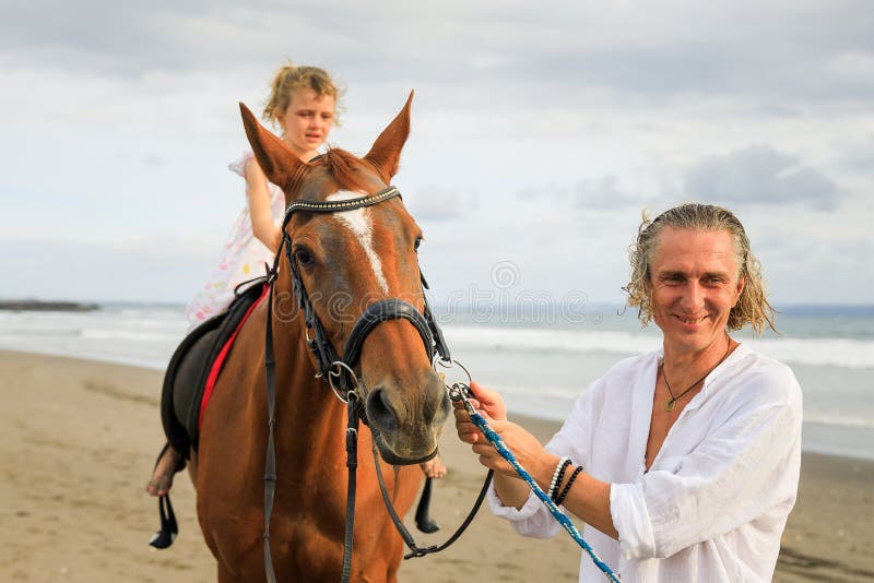 Cavalo De Equitação De Duas Meninas No Verão Em Ada Bojana, Monte Foto de  Stock - Imagem de meninas, povos: 76639270