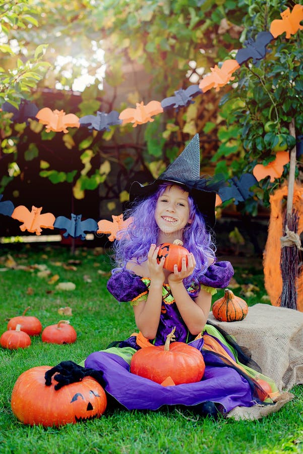 Crianças Na América Celebram O Dia Das Bruxas Engraçado Grupo De Amigos  Crianças Numa Fantasia De Halloween Na Festa De Halloween Foto de Stock -  Imagem de bonito, livro: 161170756