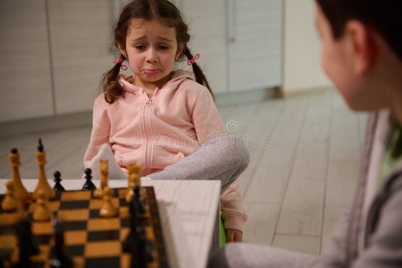 Jogo De Xadrez. Peças Brancas De Xadrez Na Posição Inicial Do Tabuleiro De  Xadrez Isoladas Sobre Fundo Preto. Imagem de Stock - Imagem de batalha,  disastre: 273423627