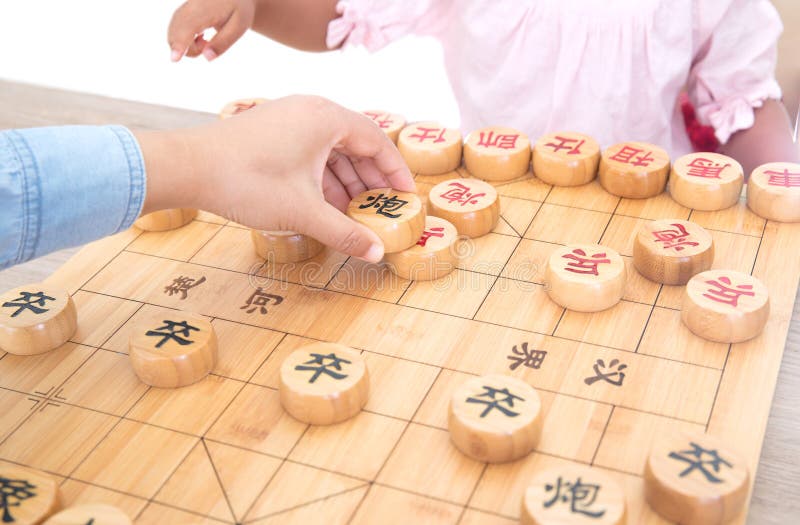 Chinês jogando xadrez foto de stock. Imagem de xadrez - 257674244