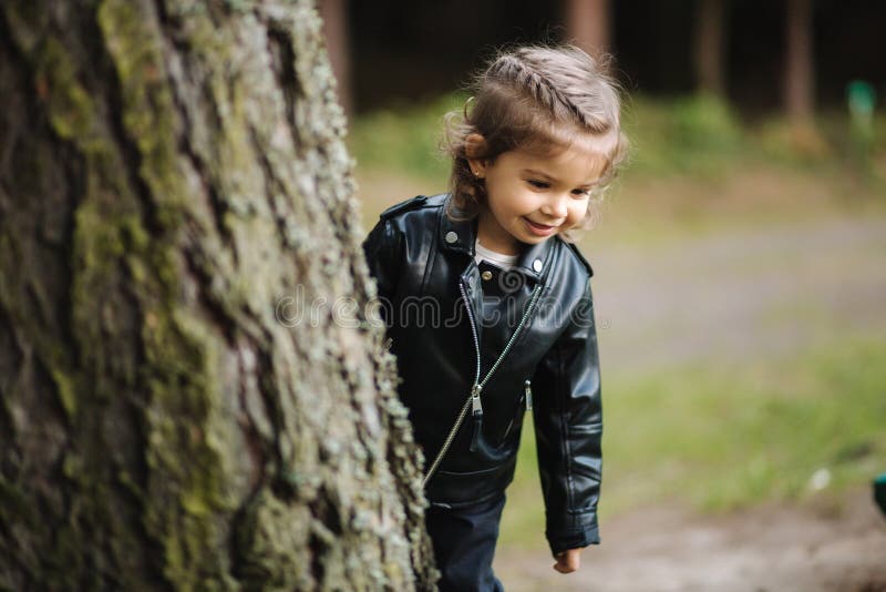 Menina olha como o menino joga o jogo online. dois meninos jogam