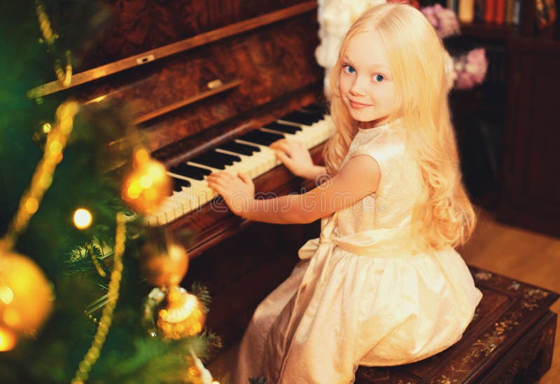 Pai Com a Menina Da Criança Na Música Do Jogo Do Natal No Piano Imagem de  Stock - Imagem de jogar, bonito: 134579623