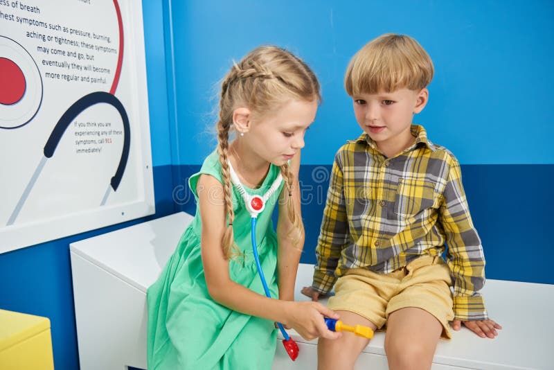 Crianças Brincando Com Comida Plástica Na Creche. Imagem de Stock - Imagem  de divertimento, infância: 172690763