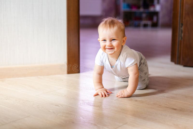 Feliz Bebê Loira Com Duas Pequenas Tranças Em Camiseta Branca E Um Kit De  Calças Jeans Sentado Sobre O Fundo Da Grama Verde Foto de Stock - Imagem de  pouco, inocência: 143643548