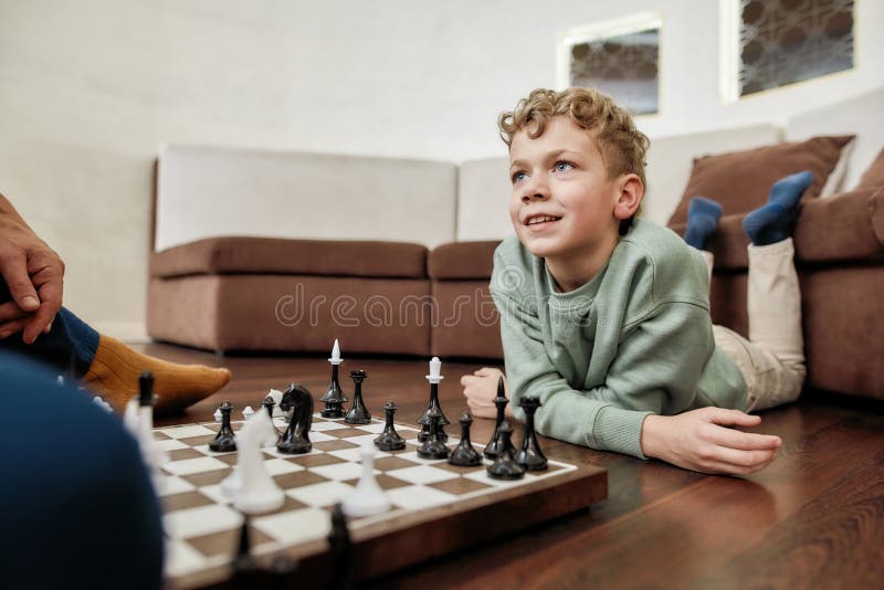 Vovô Ensinando Ao Neto a Melhor Estratégia E Táticas De Xadrez