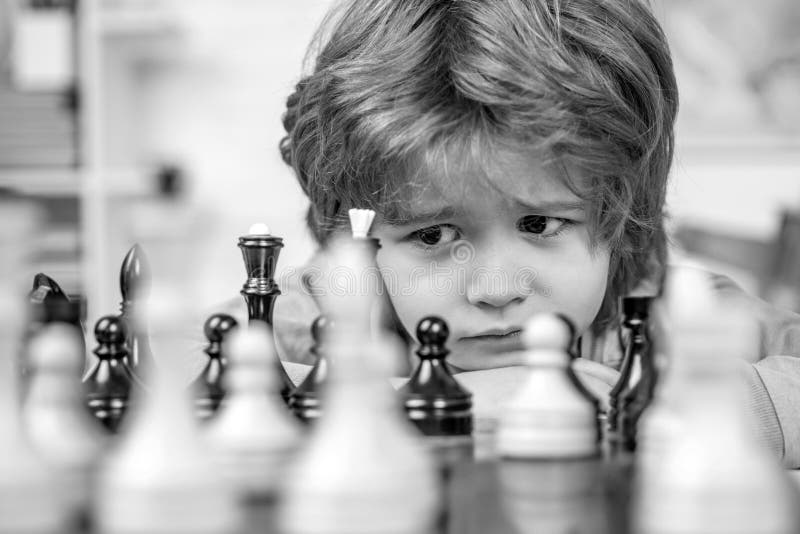 jovem concentrado desenvolvendo estratégia de xadrez, jogando jogo