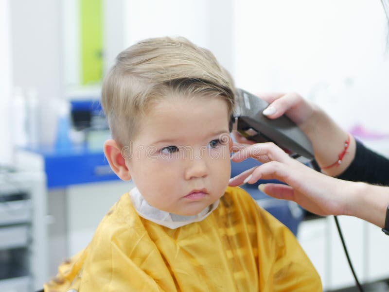 Garotinho Bonito Teve Seu Primeiro Corte De Cabelo Na Barbearia. Retrato De  Uma Criança Grave De 2 Anos Foto de Stock - Imagem de cabelo, penteado:  215757260