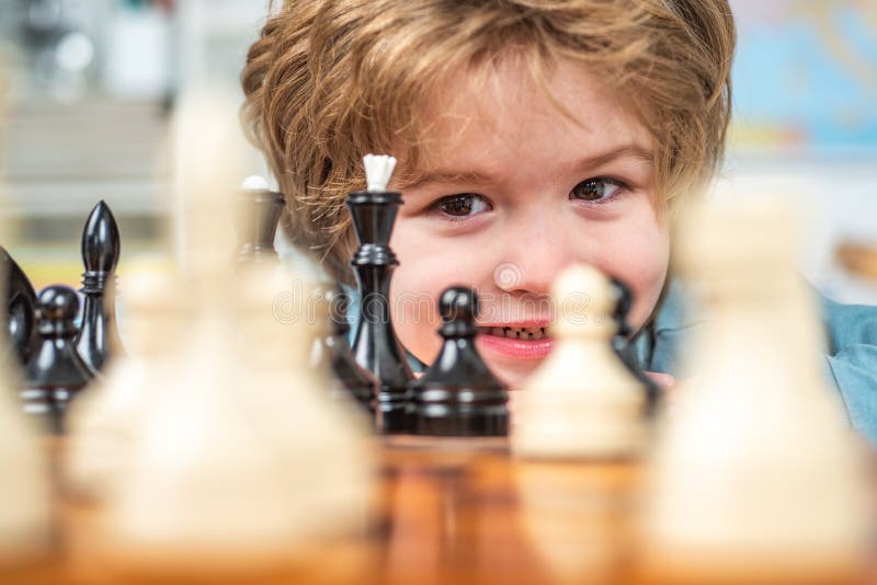 Criança joga xadrez em sala de aula na escola xadrez para criança  inteligente gênio infantil aluno inteligente jogando l