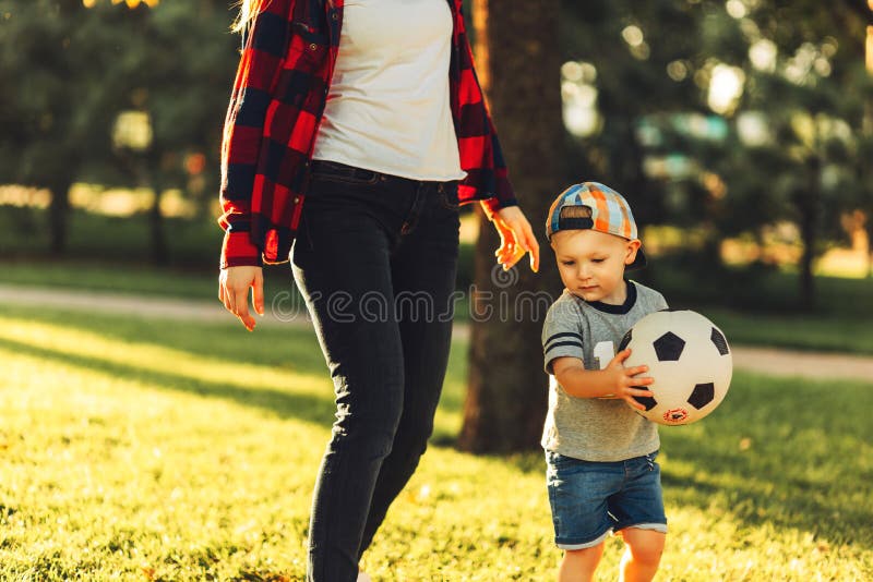 43,644 Fotos de Stock de Menino Com Uma Bola De Futebol - Fotos de