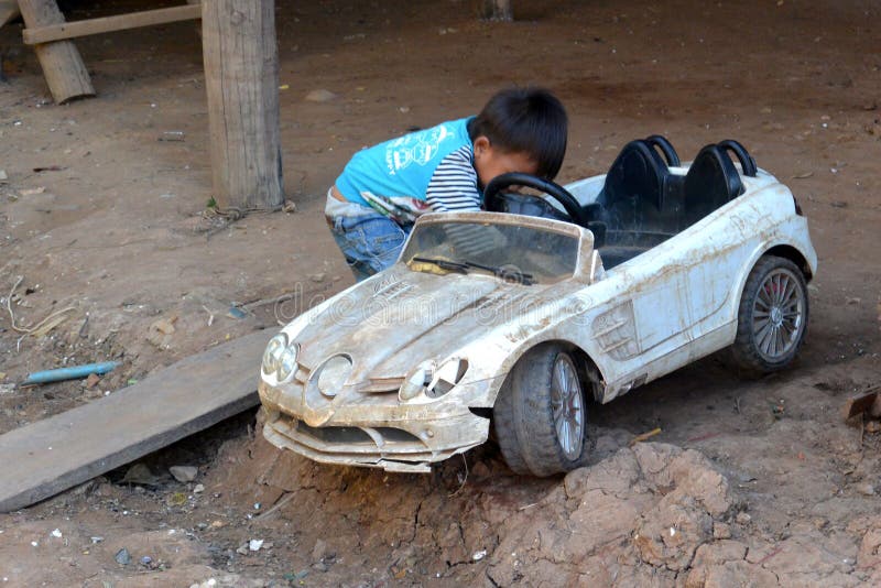 Bebê De 1 Ano De Idade Da Rússia Andando Num Carro De Brinquedo Pequeno E  Colorido No Local De Jogo Na Hora Do Dia Imagem de Stock - Imagem de  sorriso, taiwanês: 185423211